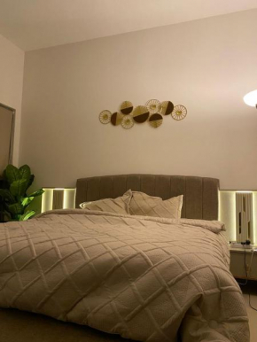 Private room with swimming pool view in a new building -sharing apartment